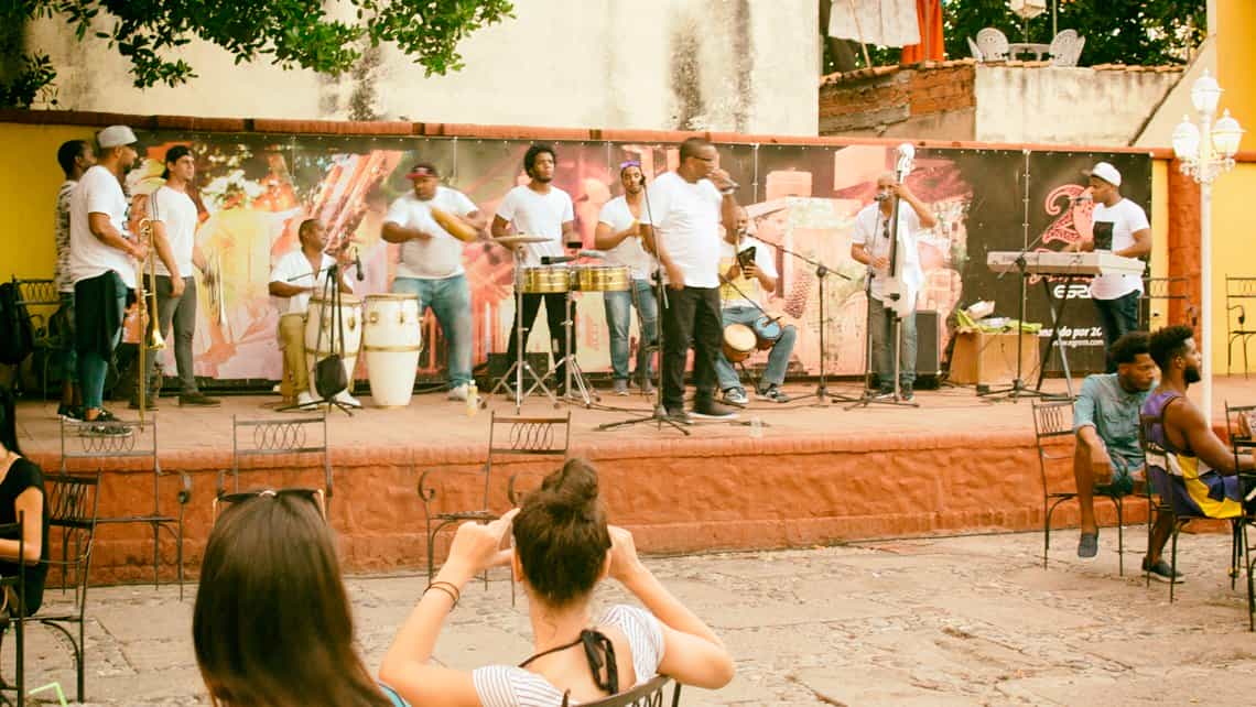 Agrupacion musical actua en vivo en el escenario de la Casa de la Musica de Trinidad