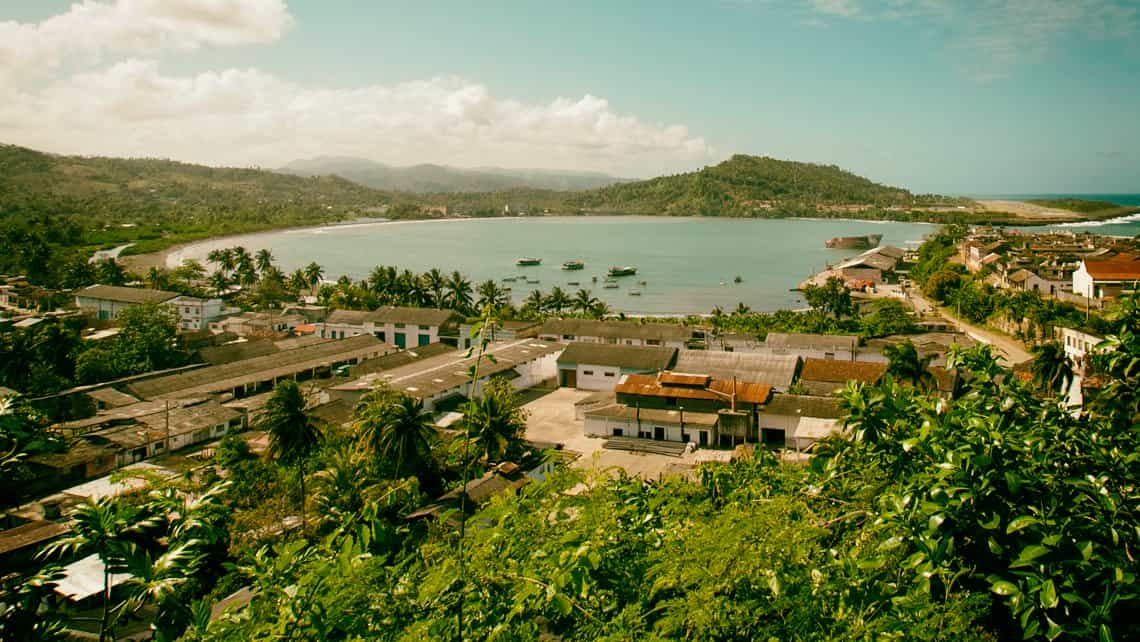 Vista de la bahia de Baracoa y el poblado del mismo nombre