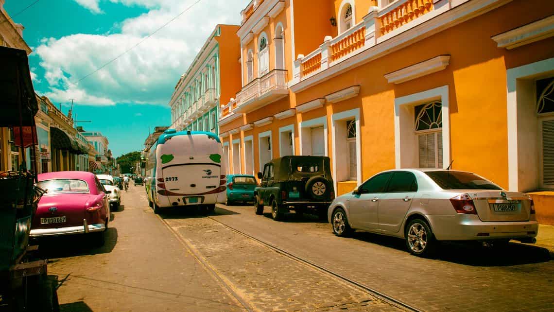 Omnibus turistico circula por las estrechas calles del centro historico de Cienfuegos