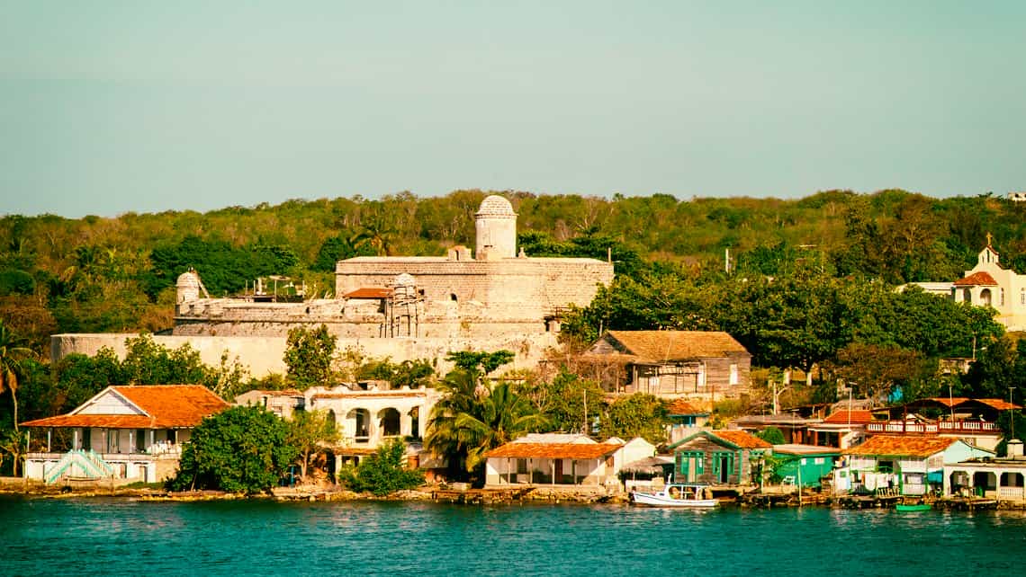 Castillo de Jagua visto desde el otro lado de la Bahia de Cienfuegos