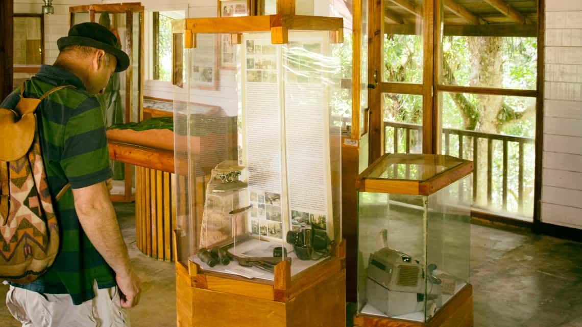 Turista observa aqrtefactos en exposicion en la Casa del Cafe de Topes de Collantes