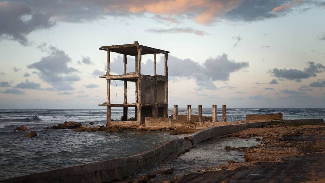 Ruinas a la orilla del mar en Santa Fe, La Habana - José María Mellado