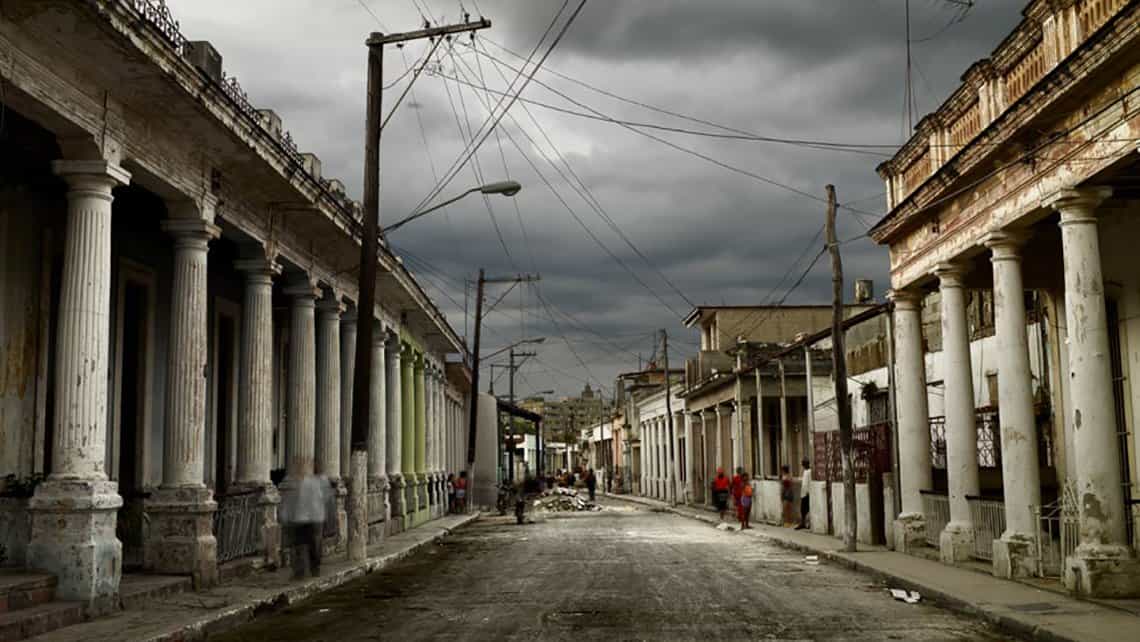 Gente transita por las calles de La Habana en un dia nublado - José María Mellado
