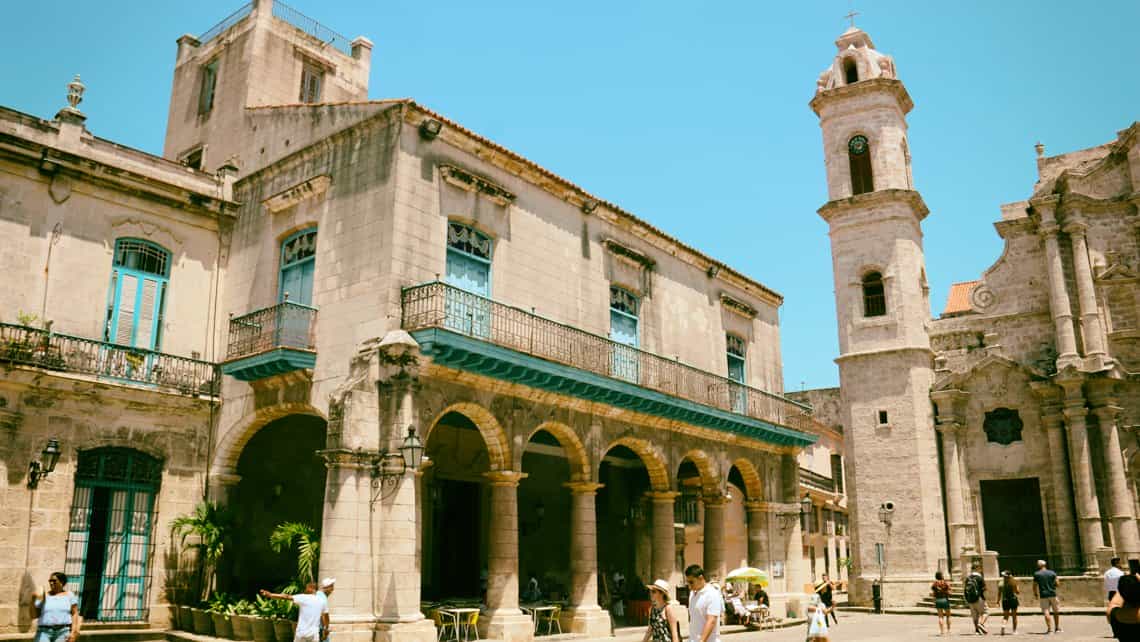 Catedral de La Habana vista desde el centro de la plaza en La Habana, Cuba