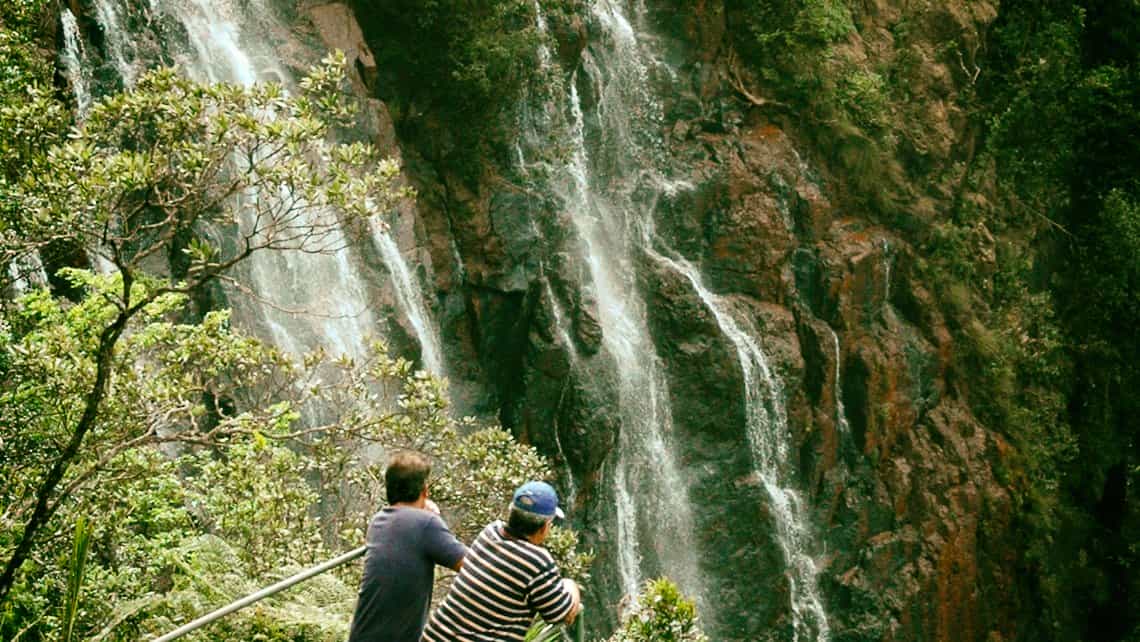 Turistas observan la caida del agua en el Salto del Guayabo