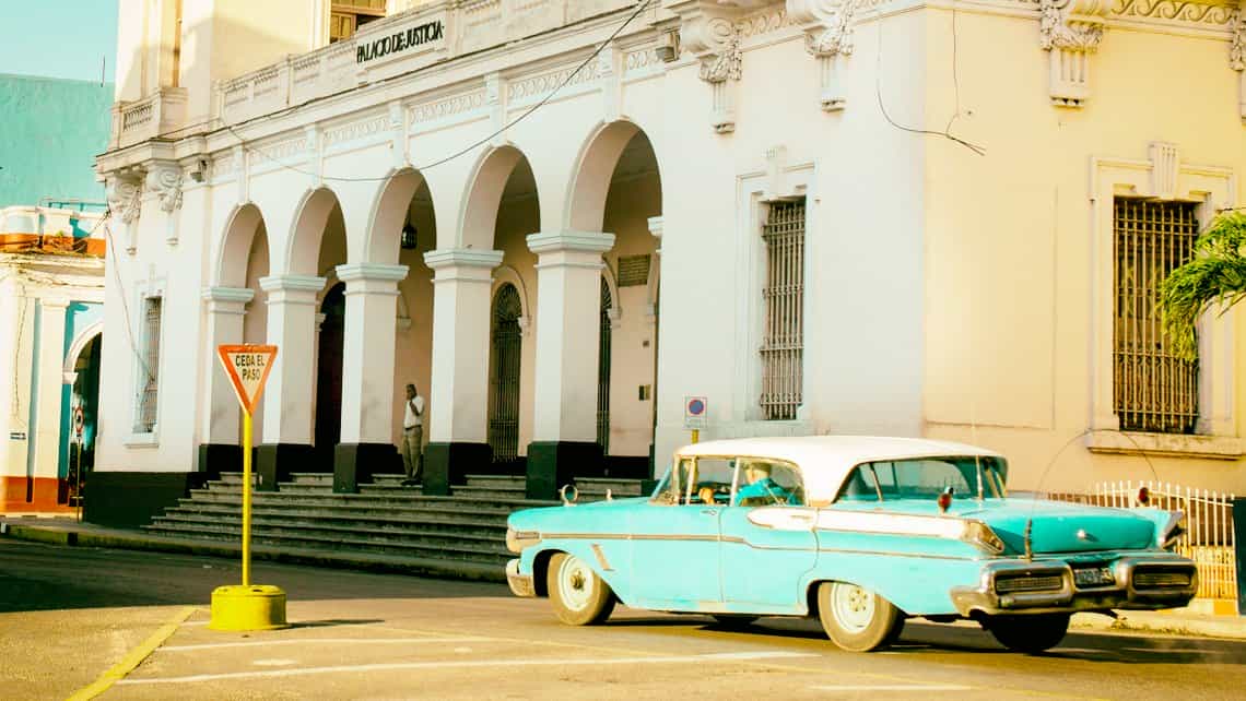 Coche americano de los años 50 circula frente al Palacio de Justicia de la ciudad de Matanzas