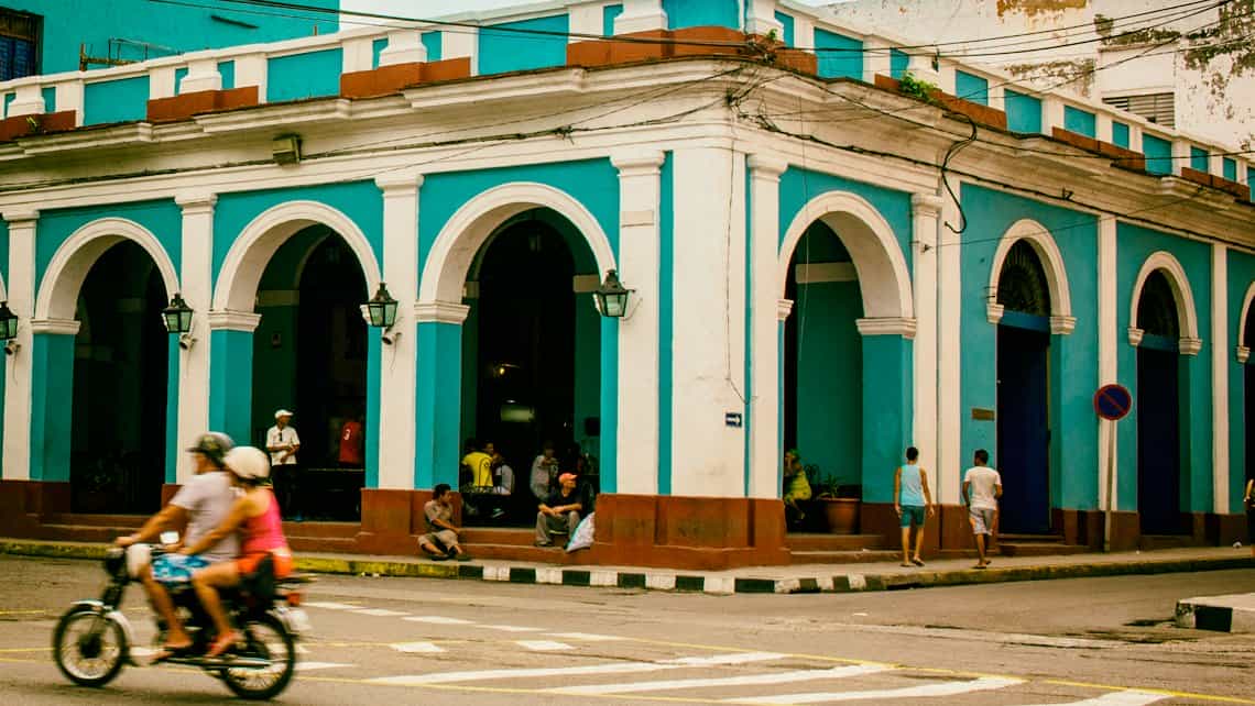 Matanceros recorren el centro historico de la cidad, al fondo coloridos edificios de aire colonial