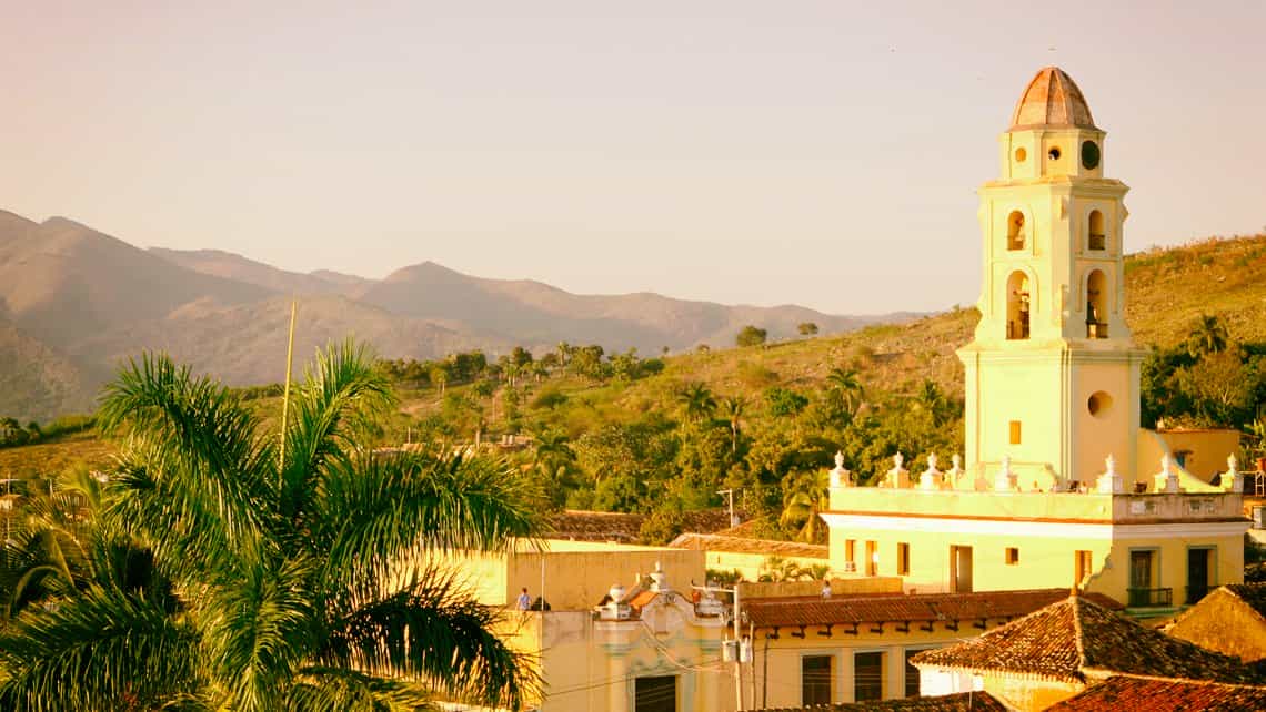 Montañas del Escambray vistas desde la ciudad de Trinidad en Sancti Spiritus, Cuba
