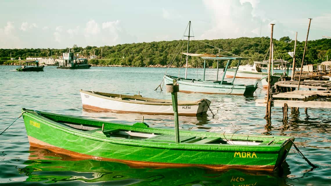 Pinturescos botes se balancean en las aguas de la Bahia de Cienfuegos
