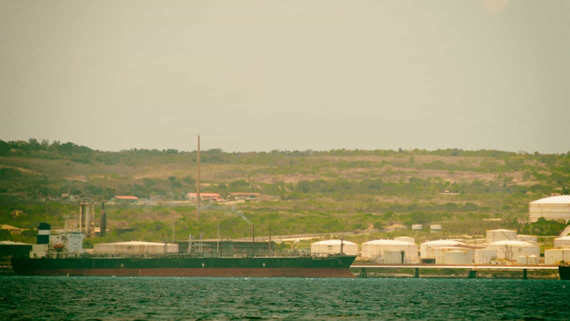 Buque surca la Bahia de Matanzas con destino a la base de supertanqueros