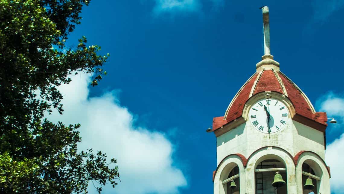 Torre, reloj y campanario que identifican a la Iglesia de la Caridad de Camaguey
