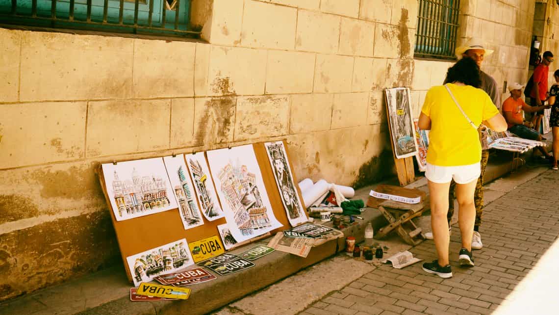 Tirtas compra pintura en las calles de La Habana Vieja