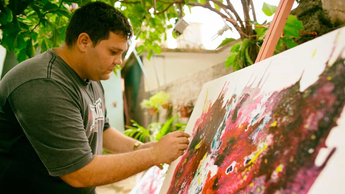 Pintor trinitario finaliza una de sus pinturas en su estudio-taller en Trinidad de Cuba
