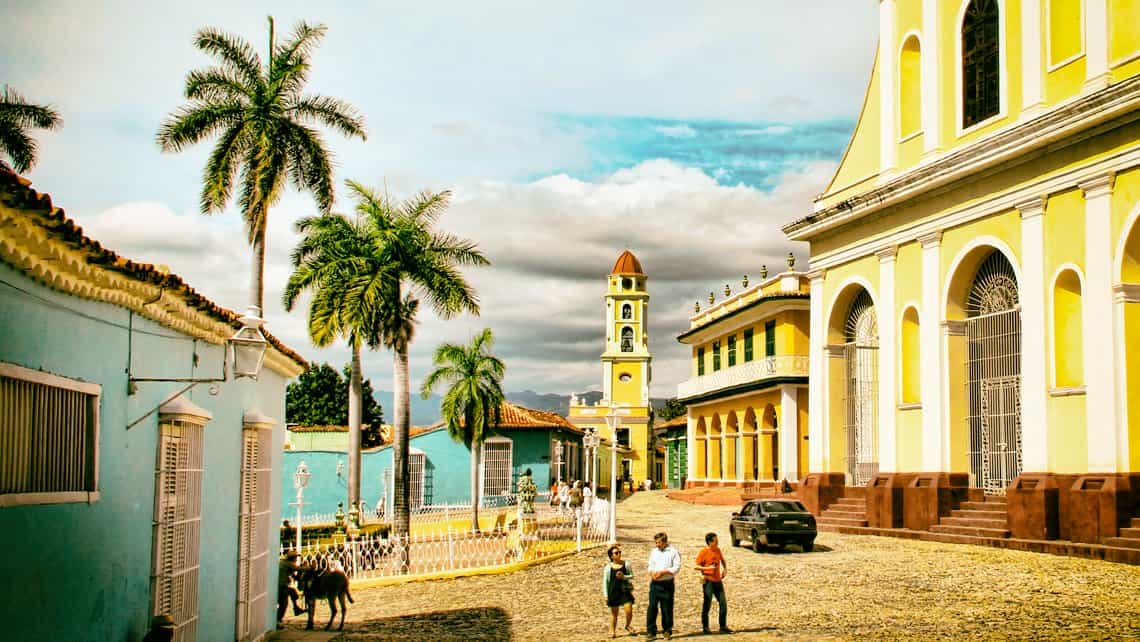 Edificios coloniales rodean la Plaza Mayor de Trinidad, al fondo la Iglesia Parroquial y el Museo Romantico