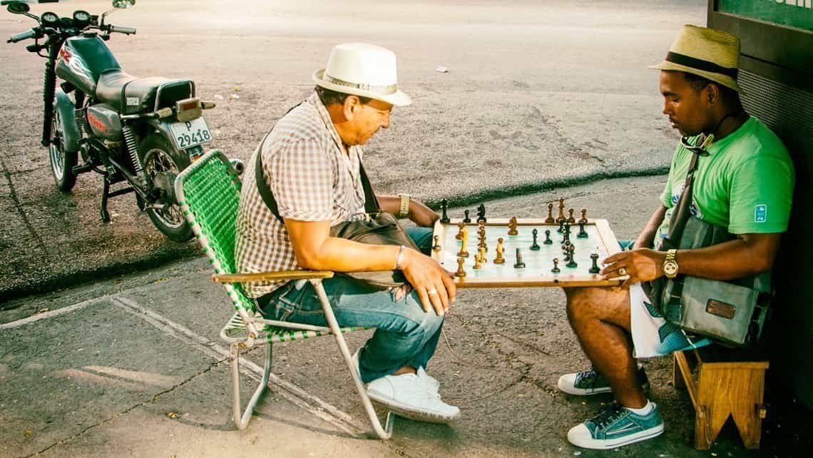Amigos juegan ajedrez en una calle de Santiago de Cuba, otro deporte de mesa muy popular en la Mayor de las Antillas