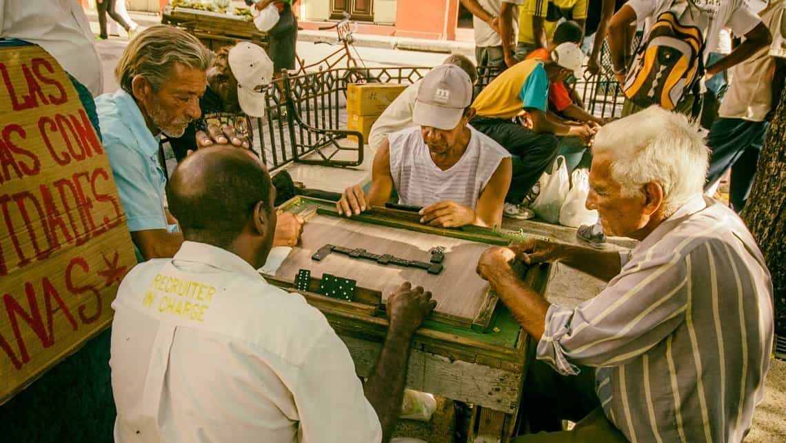 Amigos juegan domino en el Parque Cespedes de Santiago de Cuba