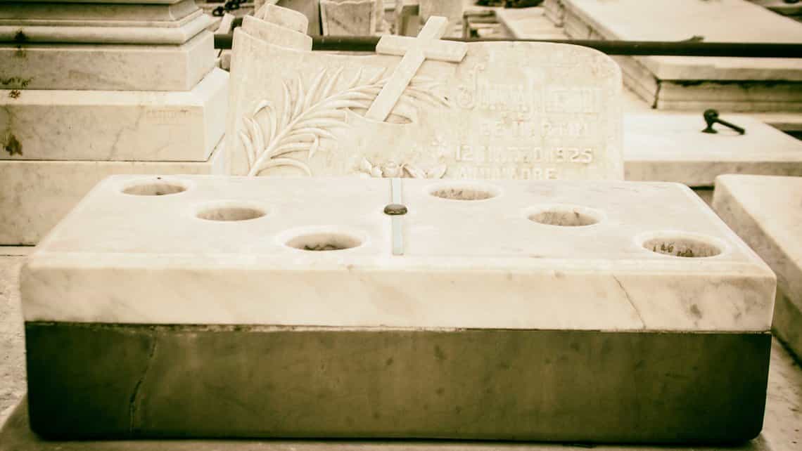 Doble tres, en la famosa tumba del domino en el Cementerio Colon de La Habana