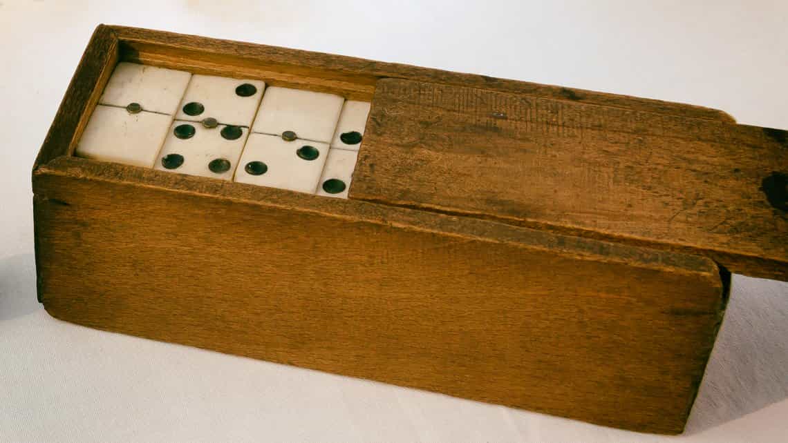 Fichas de domino en su caja, liastas para comnenzar el juego