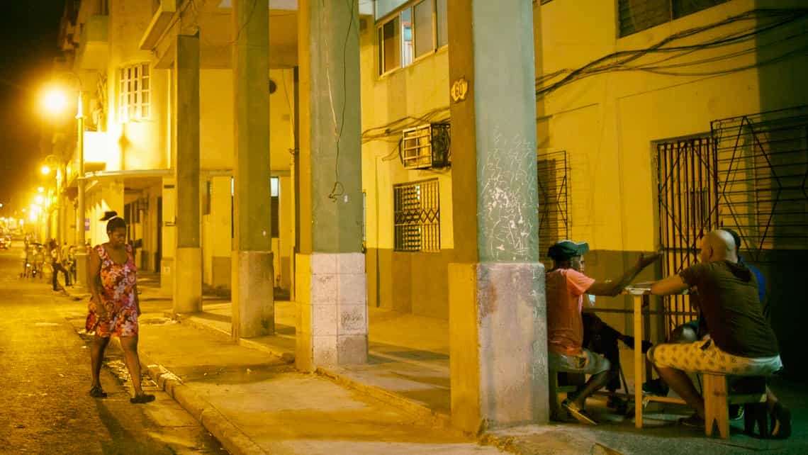 Amigos discuten sobre partida de domino en las calles de La Habana, escena comun en todas las ciudades de Cuba