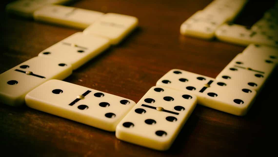 Fichas de domino en la mesa de una casa particular en La Habana, Cuba
