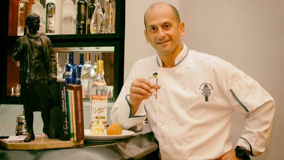 Chef del Restaurante Nazdarovie nos invita a vodka