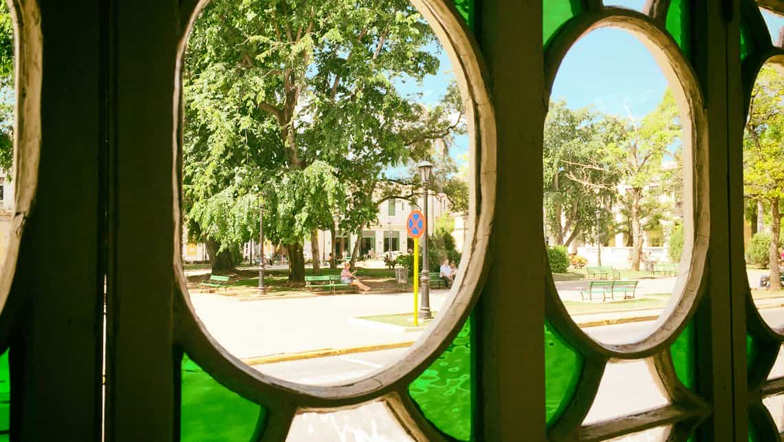 Parque de Matanzas visto a travez de las ventanas de la Farmacia Francesa de Matanzas