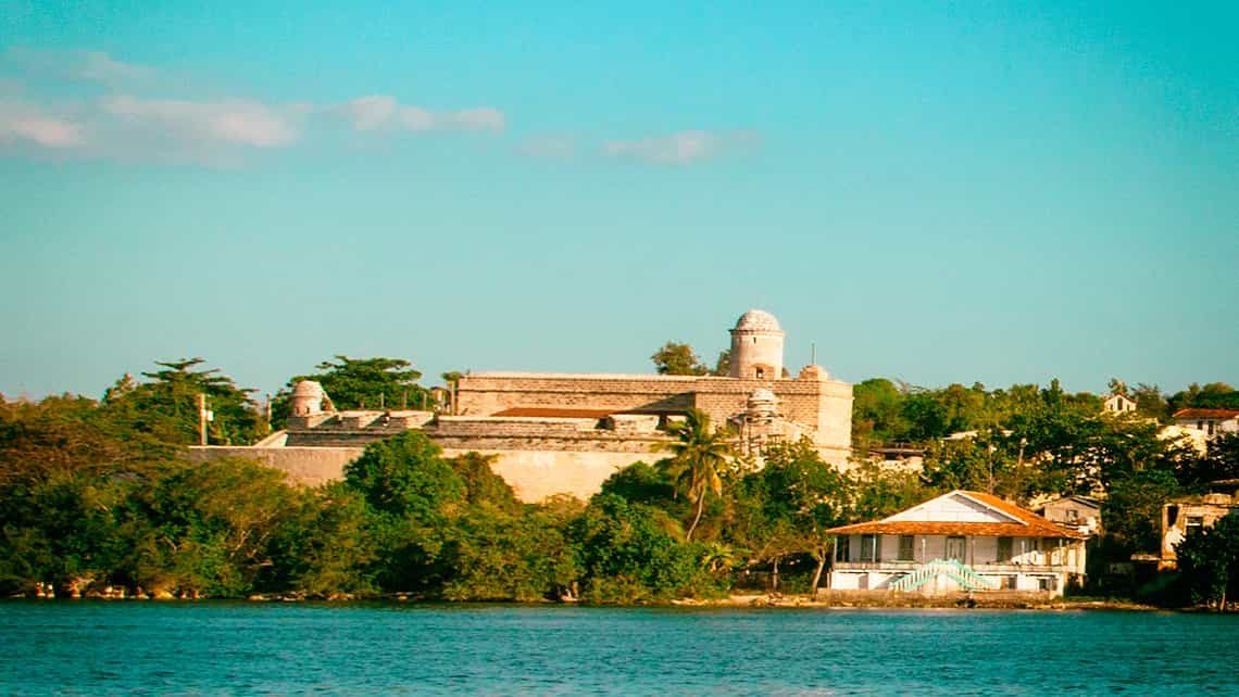 Bahia de Cienfuegos, al fondo el Castillo de Jagua