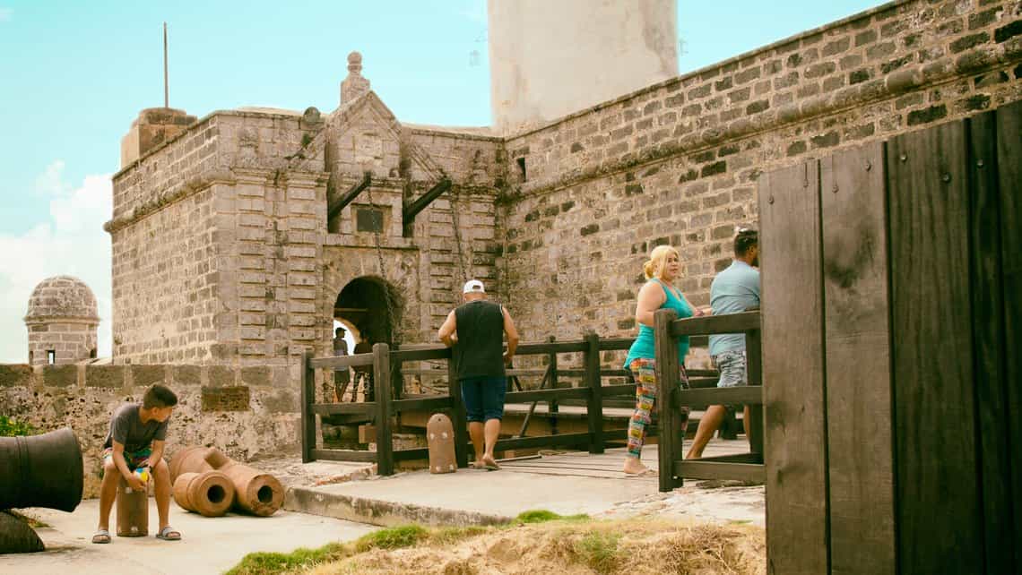 Turistas entran por el punete levadizo del Castillo de Jagua