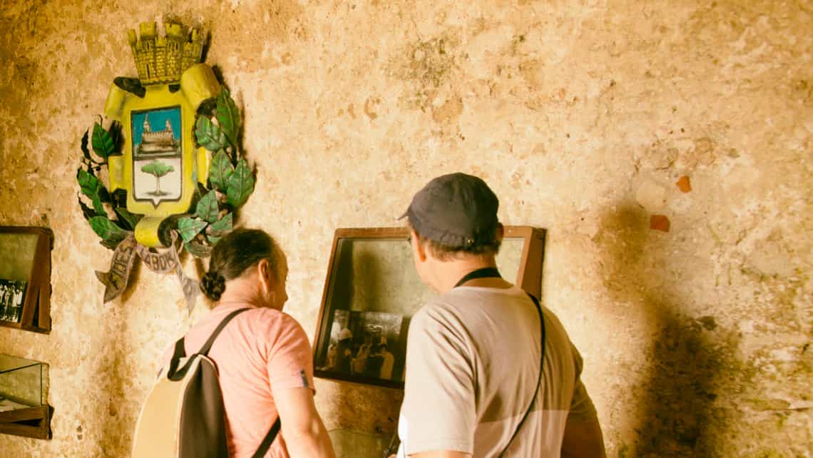 Turistas observan artefactos en exposicion en el Museo del Castillo de Jagua