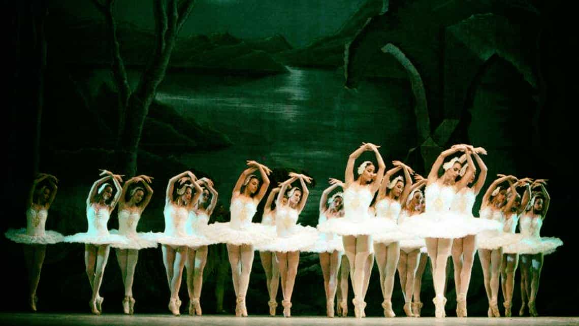 Coro del Ballet Naciona de Cuba en el Gran Teatro de La Habana