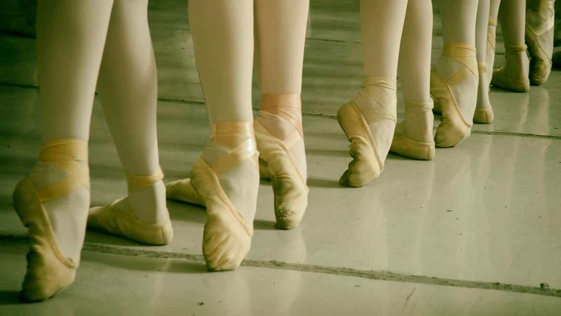 Ballerinas marcan el paso en la Escuela de Ballet de La Habana