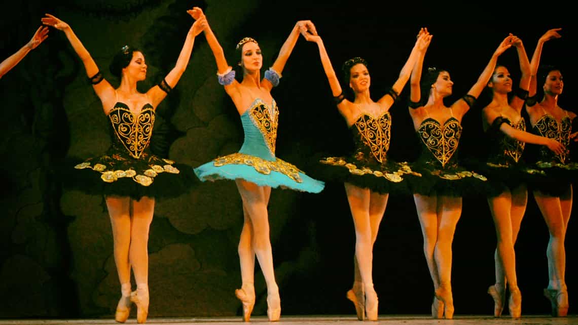 Coro y Prima Ballerina del Ballet Nacional de Cuba