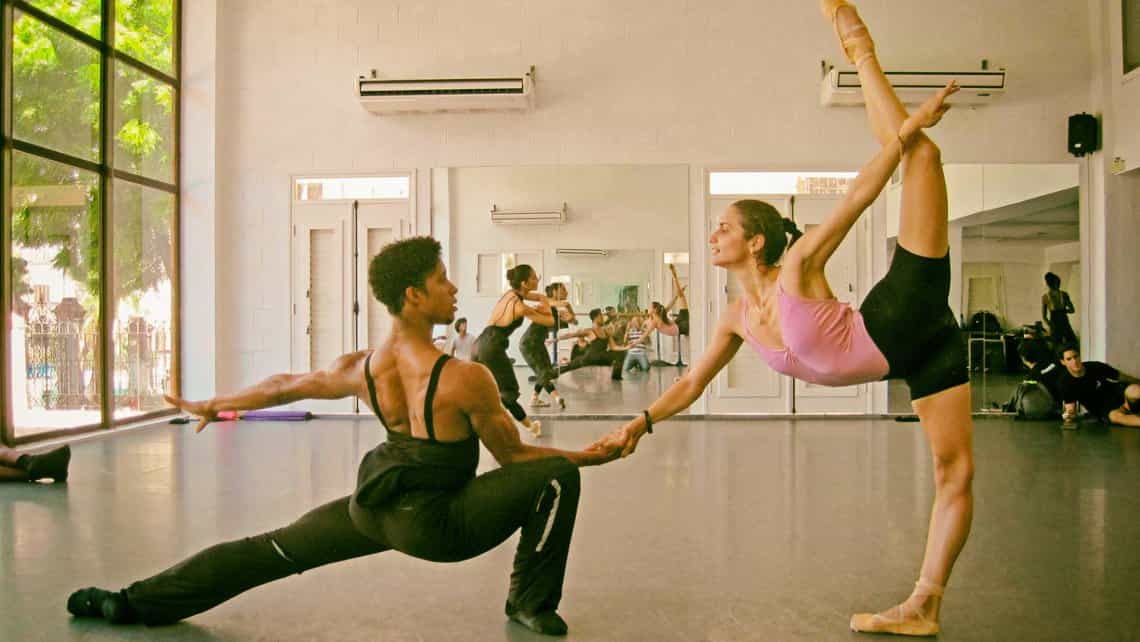 Bailarines del Ballet Nacional de Cuba ensayan para funcion en La Habana