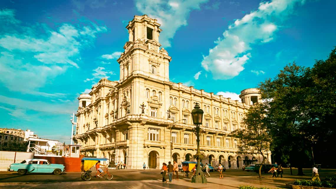 Museo de Arte Universal visto desde el Parque Central de La Habana