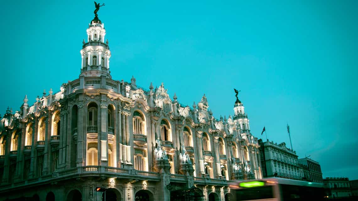 Fachada del Gran Teatro de La Habana Alicia Alonso visto de noche