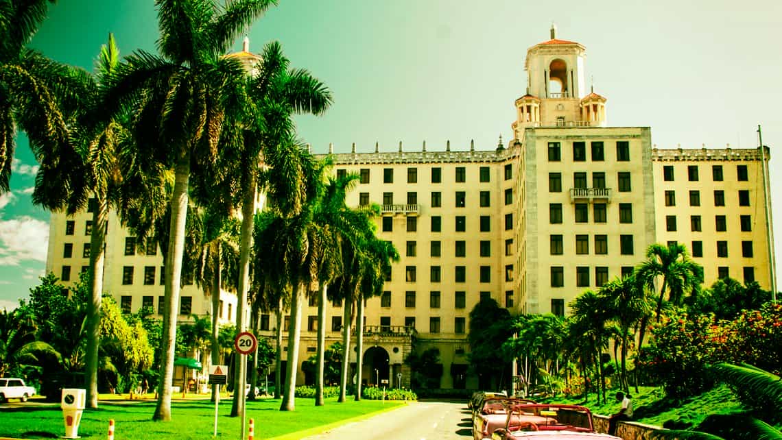 Calle privada orlada de Palmas Reales que conduce al Hotel Nacional de Cuba