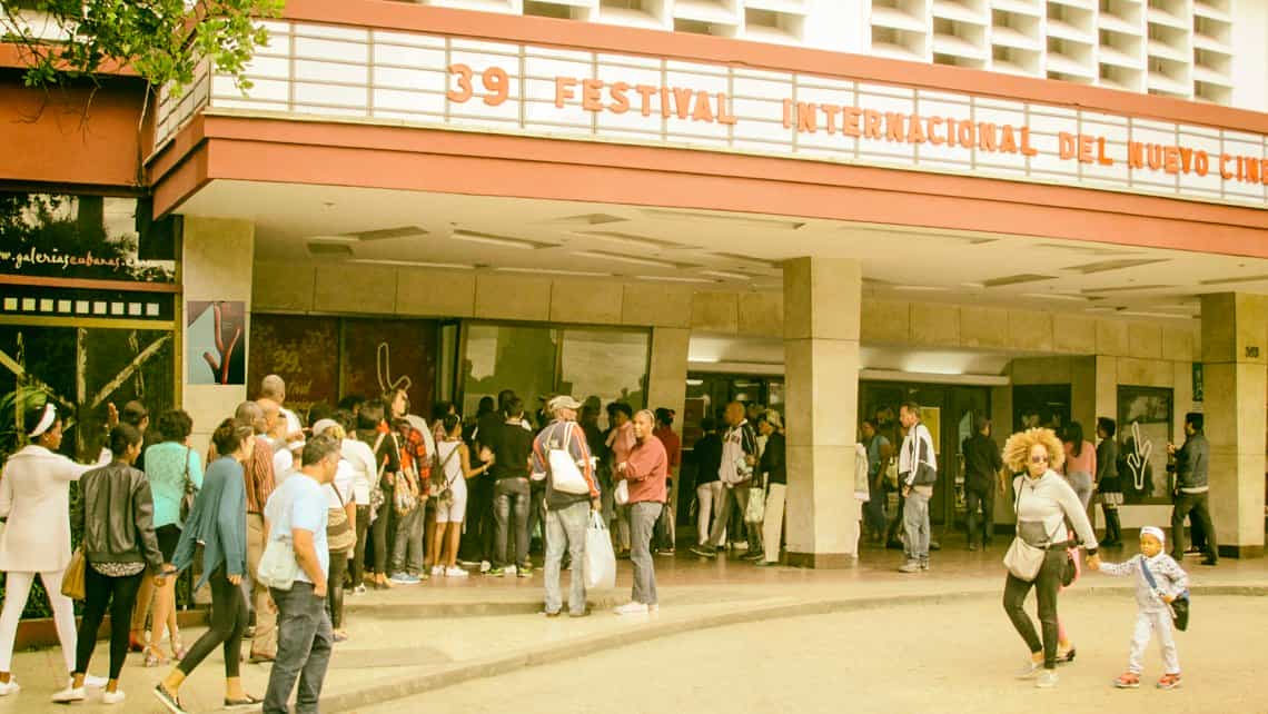 Filas de personas esperando en el Cine Yara del Vedado en espera de la inaguracion del 39 Festival Internacional del Nuevo Cine Latinoamericano de La Habana
