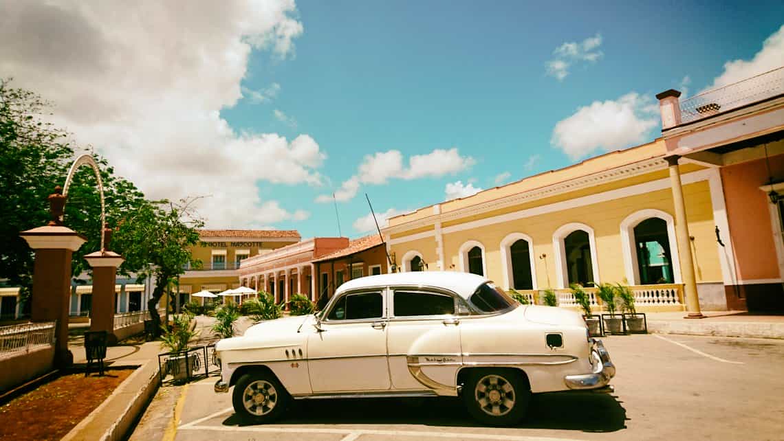 Coche americano de los años 50 aparcado en el centro historico de la villa de Remedios