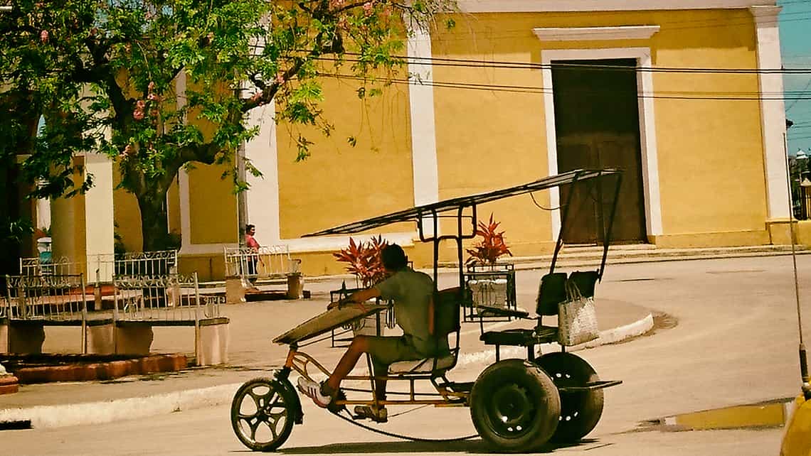 Bici-taxi recorre las calles de Remedios en los dias previos a las parrandas
