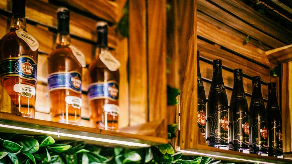 Detalle de botellas de ron Havana Clb en la bodega del Restaurante Vista Mar
