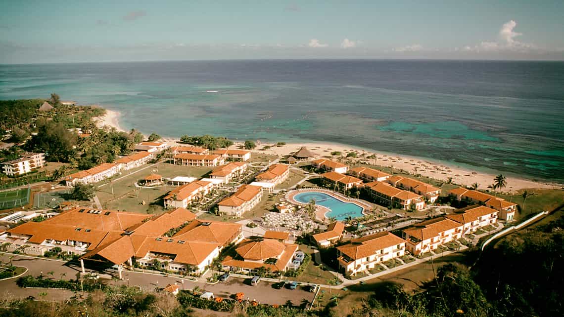 Vista area del hotel Memories Jibacoa, al fondo el mar azul de Cuba
