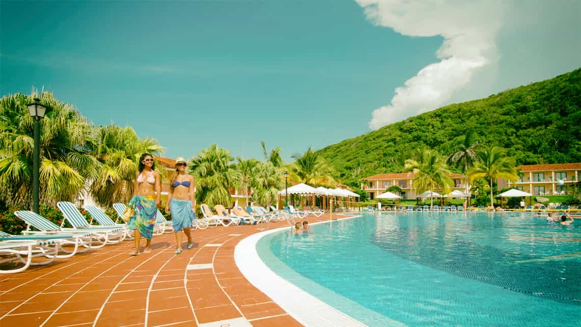 Turistas pasean por la piscina del Hotel Memories Jibacoa durante el Festival Rotilla en la Playa de Jibacoa