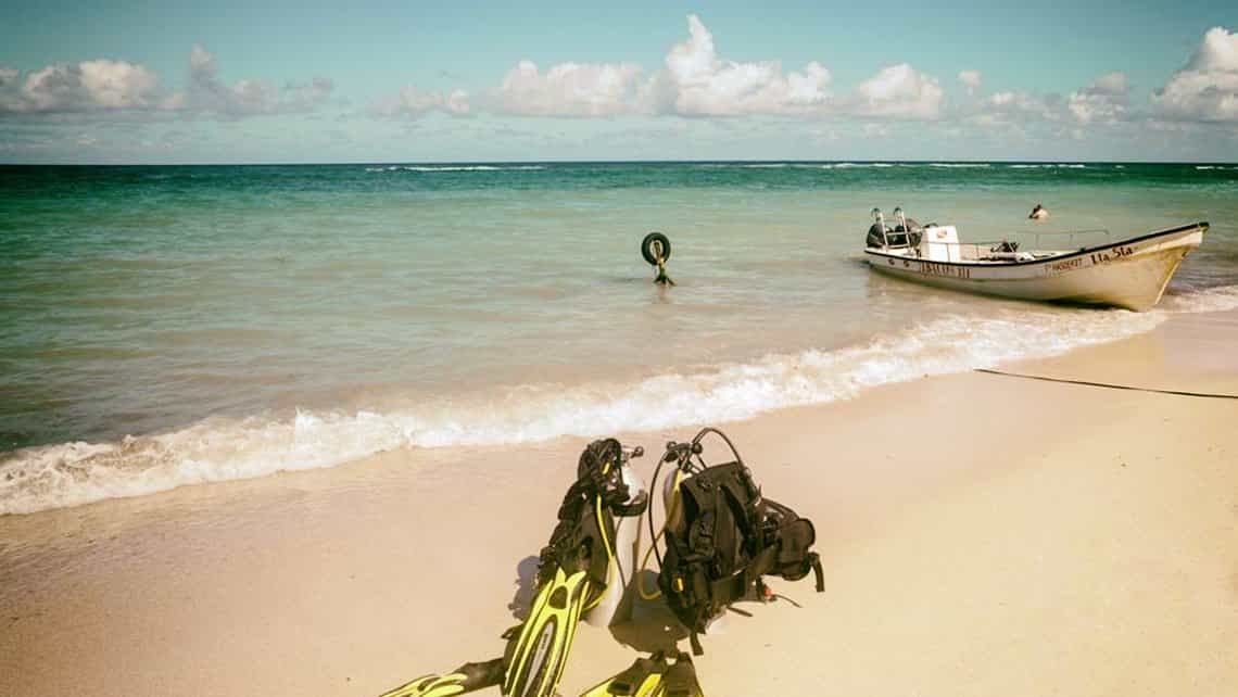 Bote y equipamiento de buceo en las arenas de la Playa de Jibacoa