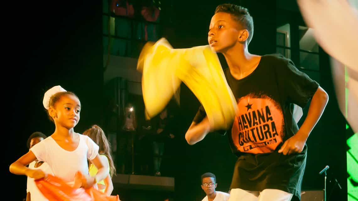 Niños cubanos bailan al ritmo de la rumba en la noche habanera durante el festival