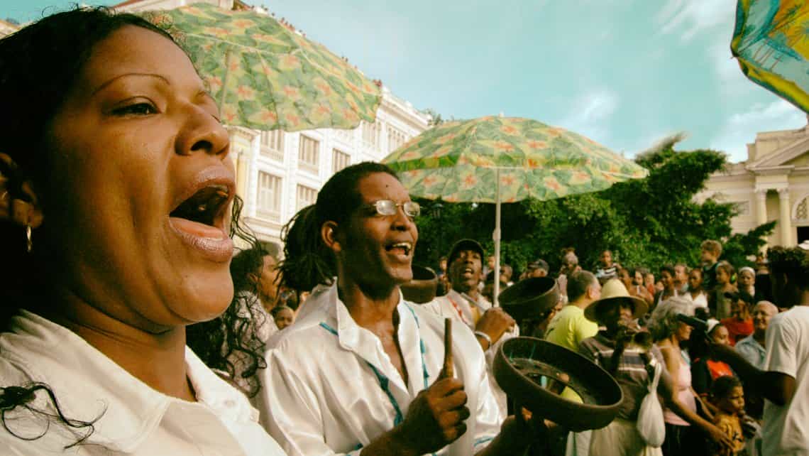 Conga cubana toca rumba durante el Carnaval de Santiago de Cuba