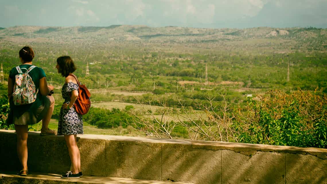 Turistas disfrutan de la hermosa vista del Valle del Yumuri en las cercanias de la ciudad de Matanzas