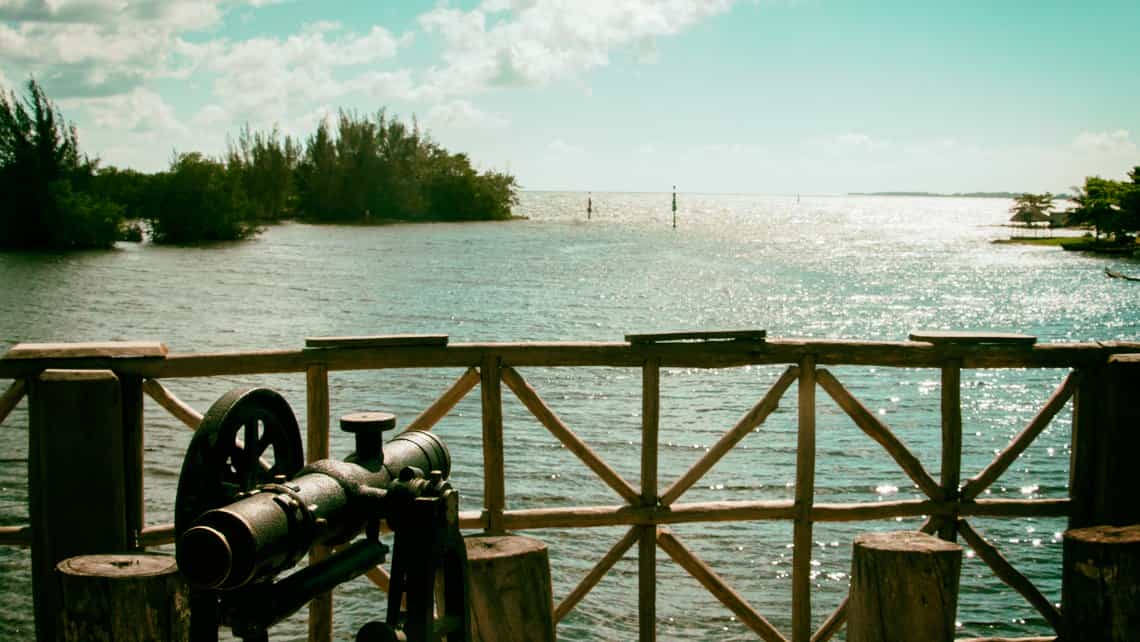 Vista de la Laguna del Tesoro desde la terraza del Tiki Bar
