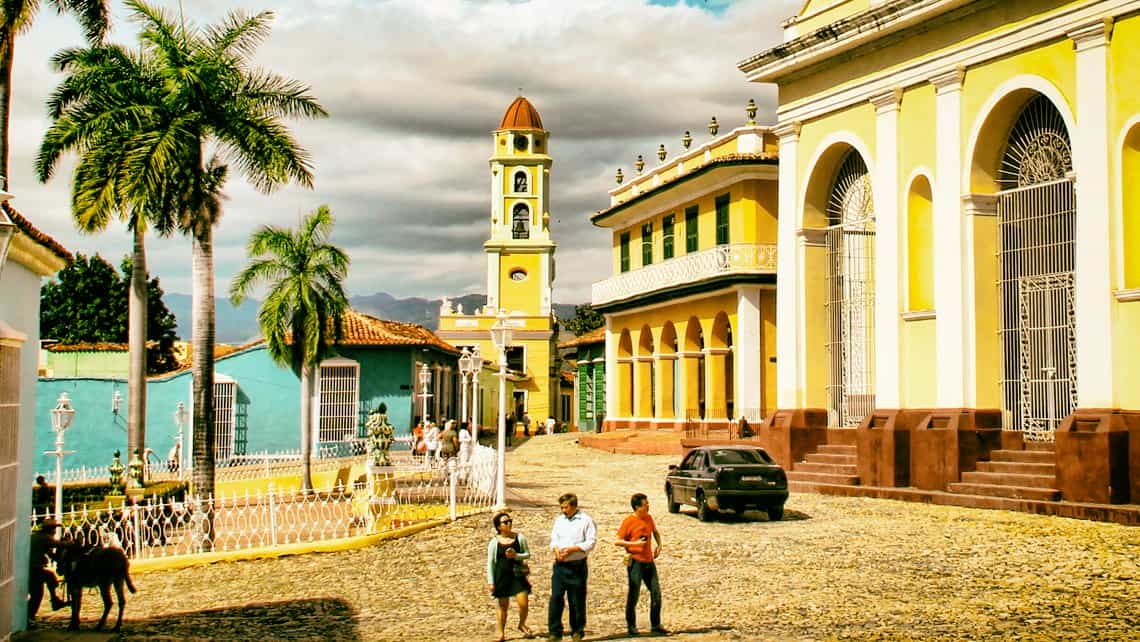 Turistas recorren la Plaza Mayor de Trinidad