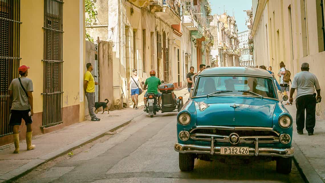 Icono y simbolo de Cuba, los coches americanos antiguos son muy comunes en el paisaje de las ciudades de Cuba