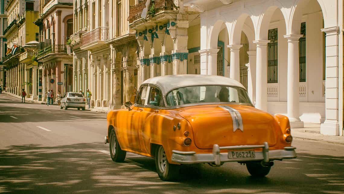 Coche americano, almendron, circula por Paseo del Trado en La Habana Vieja